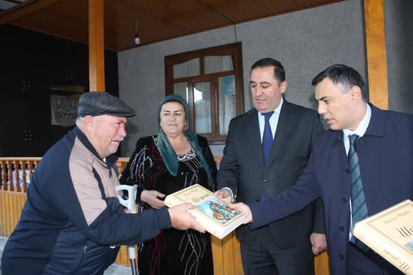 Сокинони ноҳияи Айнӣ соҳиби туҳфаи Пешвои миллат — «Шоҳнома» мегарданд